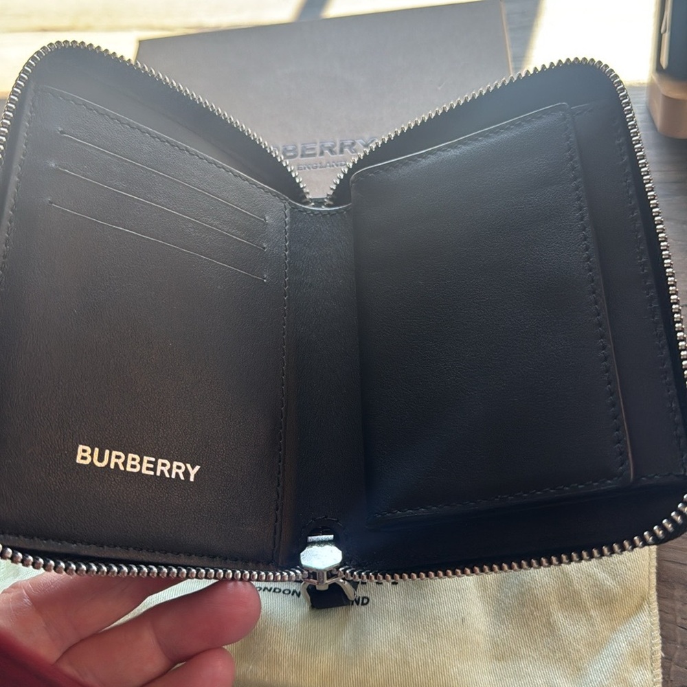 Wrap around Burberry wallet - Picture 2 of 4